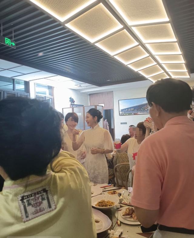 董璇张维伊大同婚宴现场照曝光，挨桌给人敬酒，佟丽娅关悦等出席