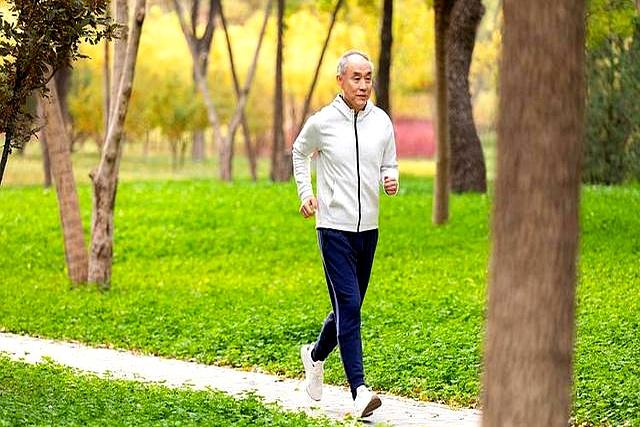 大叔每天跑步5公里，半年后去体检，医生摇头：这3个部位出问题了