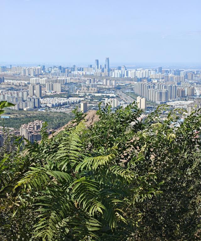 乌市高山路云满台新变化，新挂了红色牌子，玻璃栈道观景台视野好