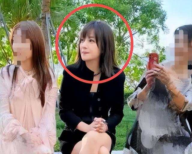 拔出萝卜带出泥！49岁赵薇近况被曝，原来圈内封杀只是冰山一角