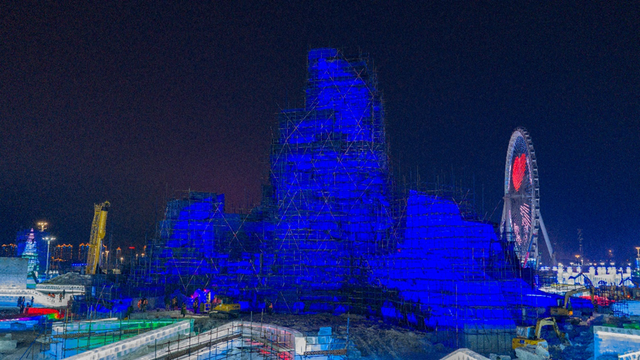 第二十七届哈尔滨冰雪大世界主塔成功封顶 冰雪之约更近一步
