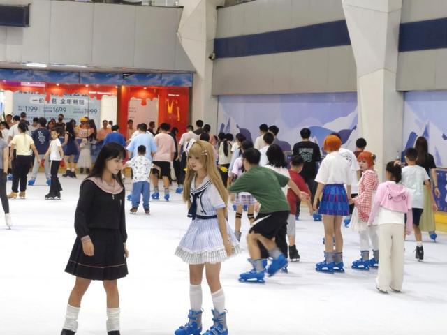 消暑纳凉新选择：正佳冰雪场馆打造暑期都市冰上乐园