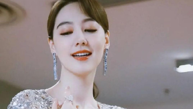 讨好大佬，陪睡上位	，遭央视“开除	”，她身上的标签哪个才是真的