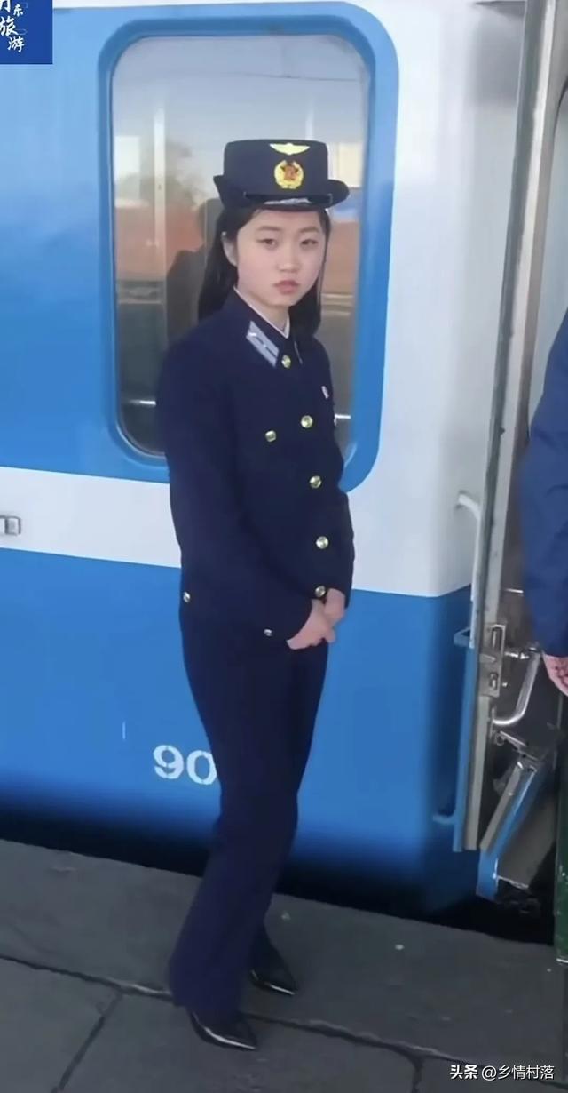 朝鲜列车员，见有人拍她，害羞了，这就是传统女孩，该有的样子