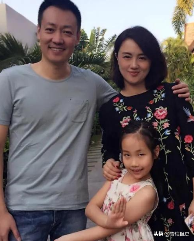 辛柏青带17岁女儿寺庙祈福！父女俩一直牵着手，李乃文也陪在身边