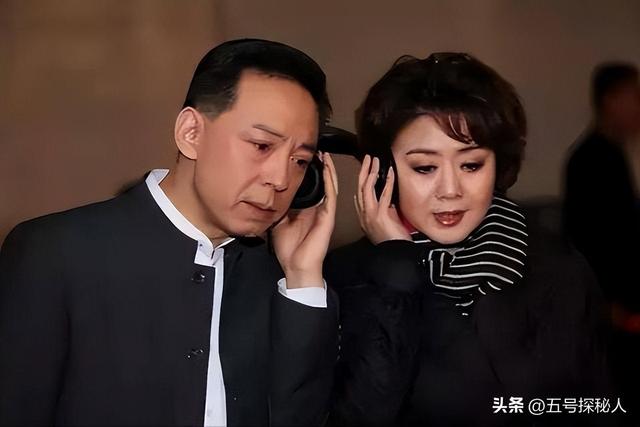 至今未婚未育，身边却有男人陪了近27年!59岁的李胜素才是真清醒