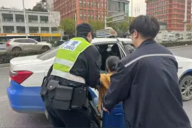 外出看樱花低血糖晕倒 辅警联动工作人员合力救援图片