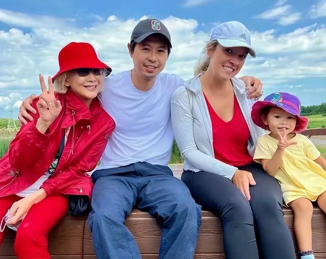 TVB“御用富婆”首次被邀请登台唱歌，气场十足，送女3000万豪车
