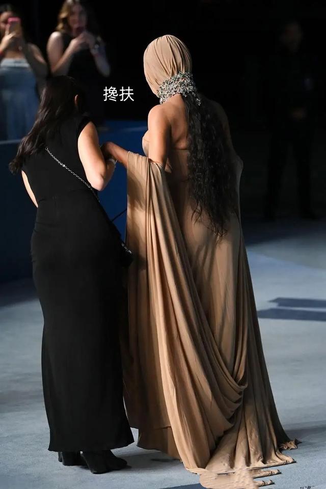 金卡戴珊蒙面走红毯，束腰礼服勒出“双层胸”，太像坎爷的手笔了