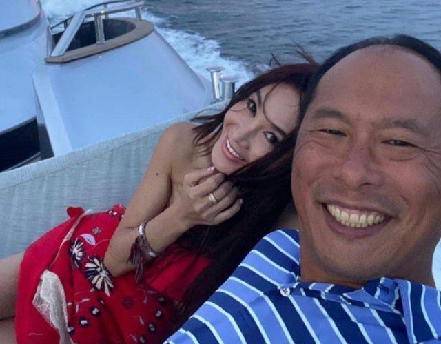 温碧霞59岁生日宴露半胸，丈夫越看越像农民工，和养子越来越像