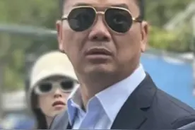 刘强东章泽天带娃看巴黎奥运，前者气场强大护女儿，后者穿搭抢镜图片