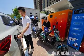 老旧小区电动车充电难有望破局！上海首个电动车集成式光储充换一体化充电站落成图片