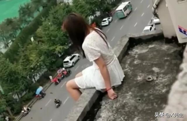 女儿从4层楼跳下，父亲只看一眼就去上班，知道真相后网友呆住…