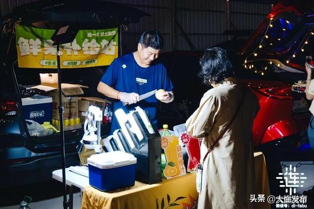 火爆出圈！汽车影院+后备箱市集