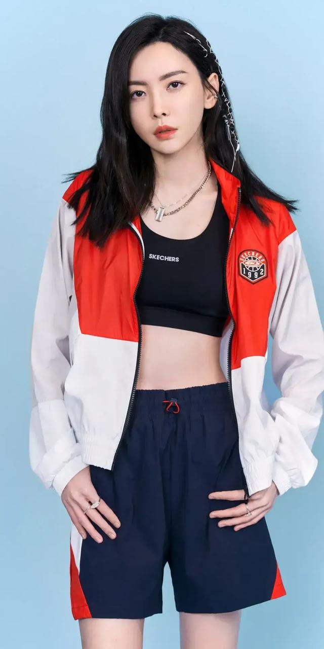 于文文：圆润又饱满的胸，雪白的大长腿，美到让人惊讶！