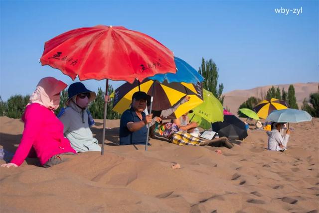 盛夏：敦煌鸣沙山下兴起沙疗热