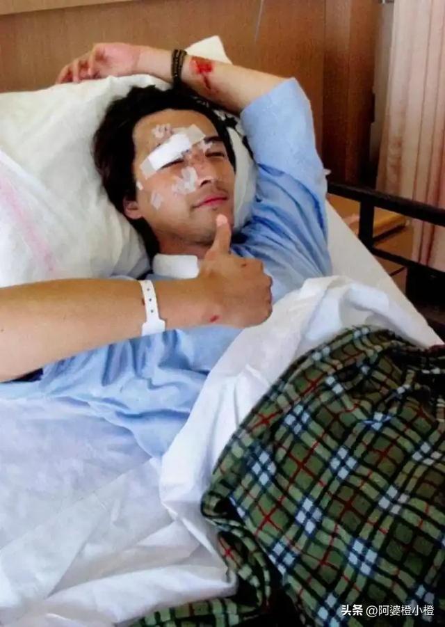 胡歌上海买房被偶遇，头顶秃了一大片，老婆黄曦宁陪同	，长相普通