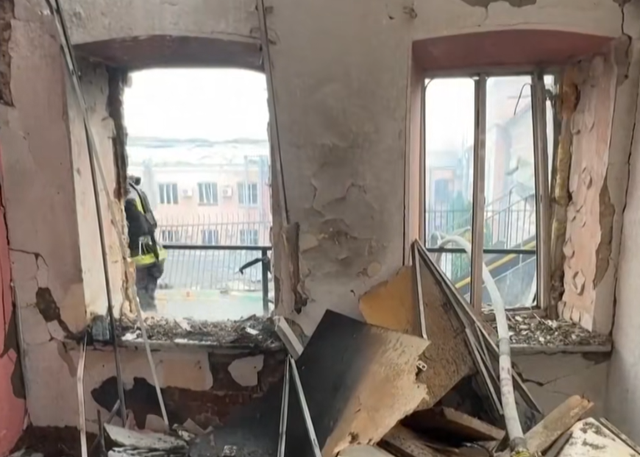 乌幼儿园遭无人机轰炸！48名幼童被困，男子救出粉鞋女孩照片疯传