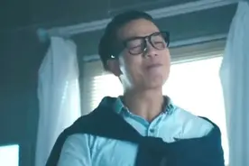 父亲出轨儿子女友，一家四口当街打作一团，后续来了图片