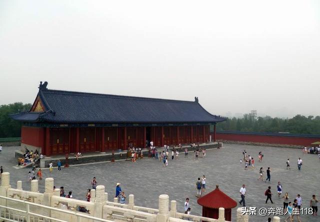 古木参天、绿草如茵，天坛景色秀