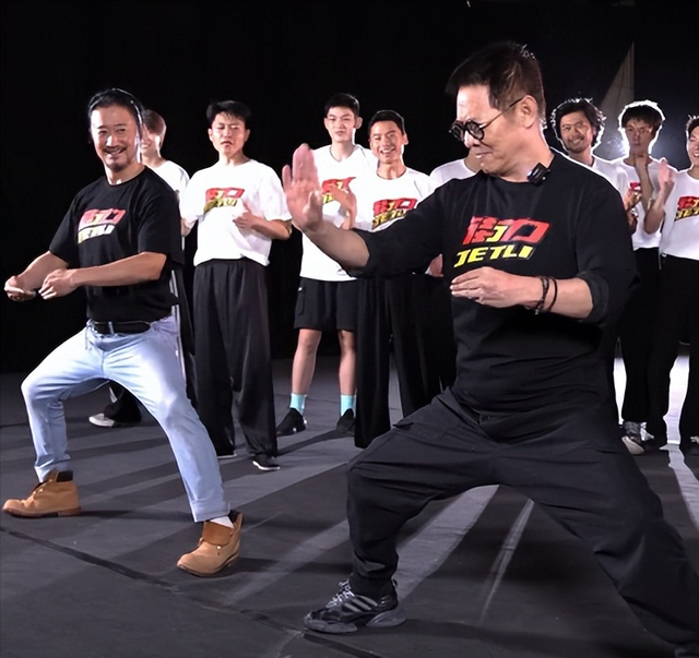 不敢认！看了61岁李连杰和63岁利智的合照，风光背后满是心酸