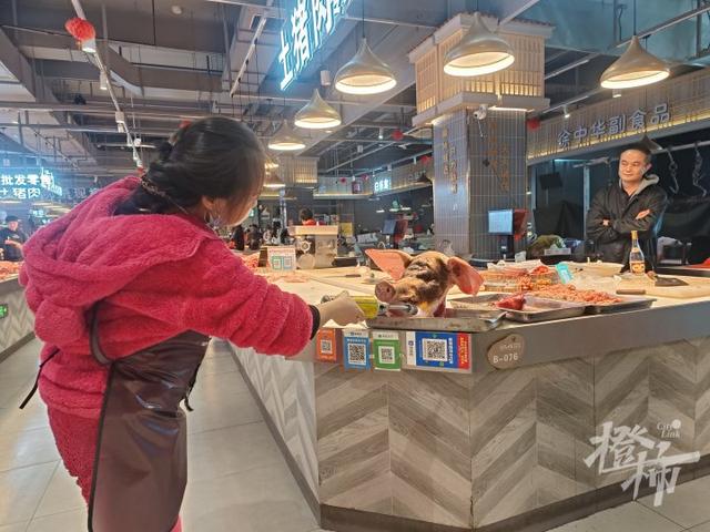 临平前村农贸市场，韩国旅游团一波一波来打卡，每次都现场买西瓜