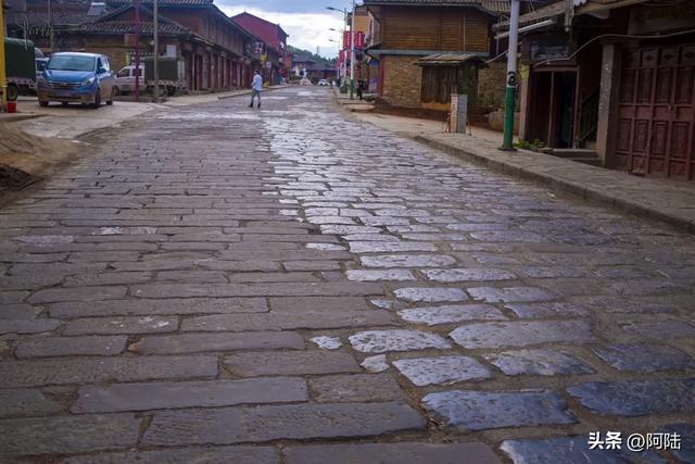 泸沽湖镇的石板路是当地摩梭文化的重要载体，却是众多车友的噩梦
