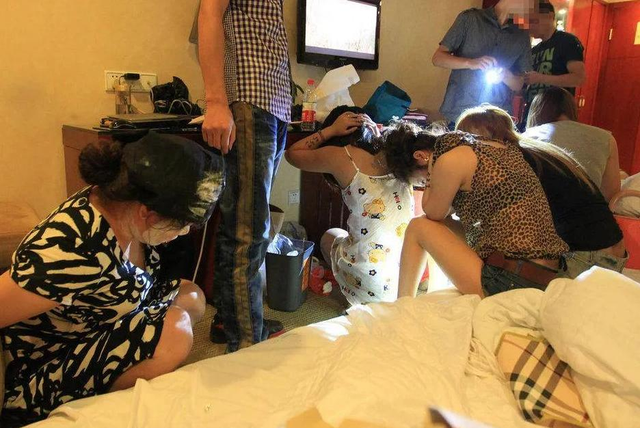 陪玩陪睡只是开胃菜，袭警、舔手指、集体嫖娼，背后的事捂不住了