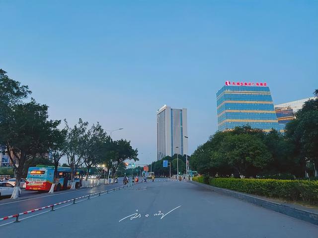 实拍柳州柳东新区：作为国家级高新区，高楼密布却为何人气冷清？
