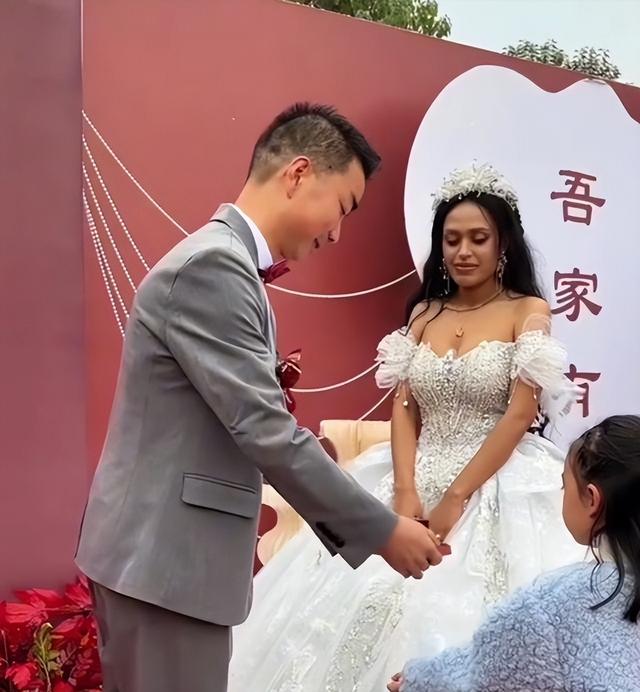 河南小伙娶非洲女模特，颜值逆天身材傲人似舒淇，彩礼只要1万元