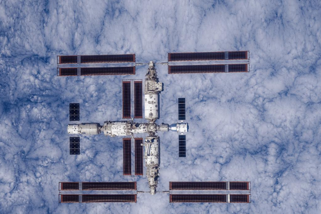 悬着的心终于放下，滞留太空的中国航天员，带来意想不到的惊喜