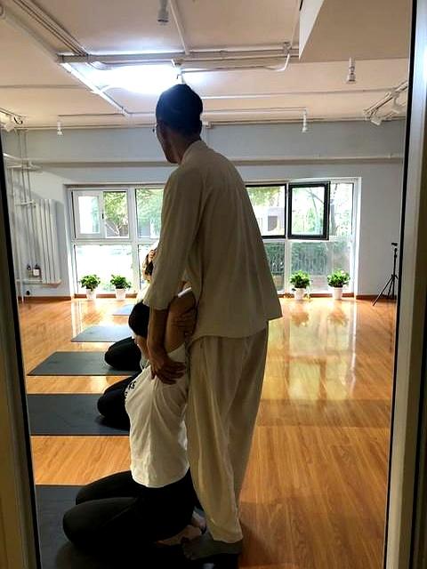 换劲第一个变化：坐着打拳，左脚蹬，右脚撑，腿根长出肌肉团