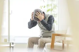 频繁头痛，只是没休息好？提醒：若伴随其他表现，需留意几种疾病图片