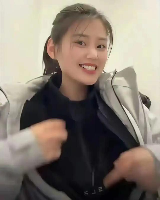 特斯拉员工晒工服，自豪的说，一年四季都不用买衣服	。