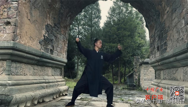 武当变身天然“氧舱” 游客雨中寻“氧心”康养