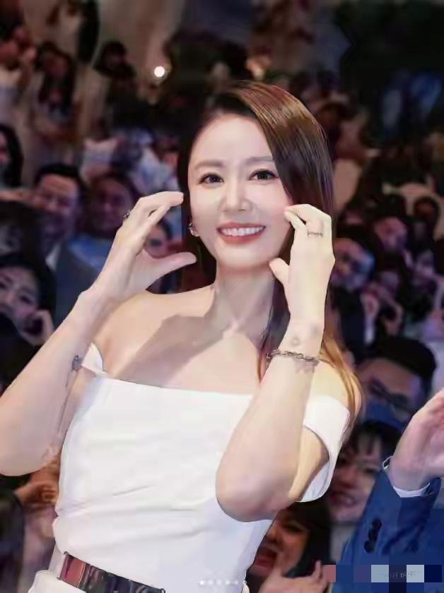 49岁林心如断崖式衰老，当年的紫薇格格也老了，脸变长 抬头纹好多