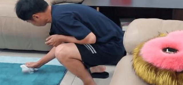 从主持人到"精神病"，49岁无妻无子的李维嘉，给不婚人士提了个醒