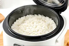 蒸米饭，切记不要加冷水！多做2步，米饭粒粒分明，不成坨不糊底图片