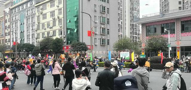 游客亲历连南盘王节巡游，普通观众拍照好难，叹：好看表演被毁？