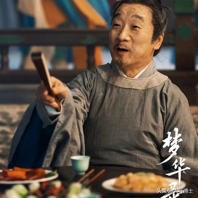 66岁刘亚津现身西安，老态龙钟拄拐杖，留长胡须戴佛珠，仙风道骨