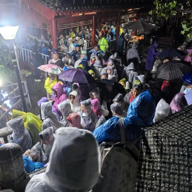 国庆变“劫”期？雁门关景区万人退票现场，谁该为旅游噩梦买单