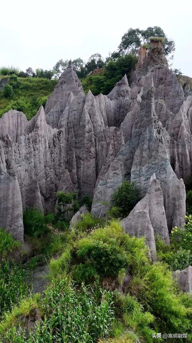 嵩明朋友圈丨牛栏江“七彩土林” 藏在山水间的秘境