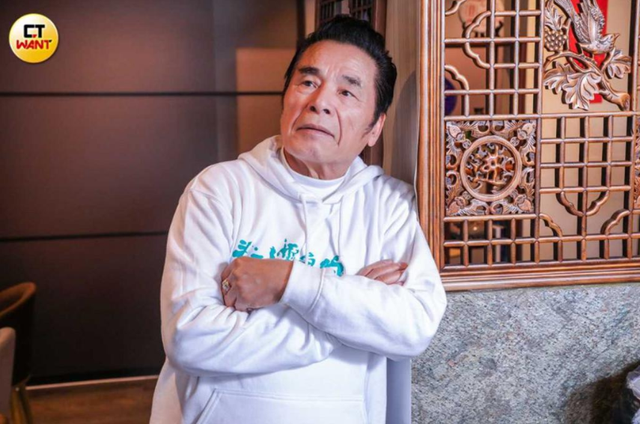 “6个老婆”同住一室，每人每月7万零花钱，71岁又娶第七房小娇妻