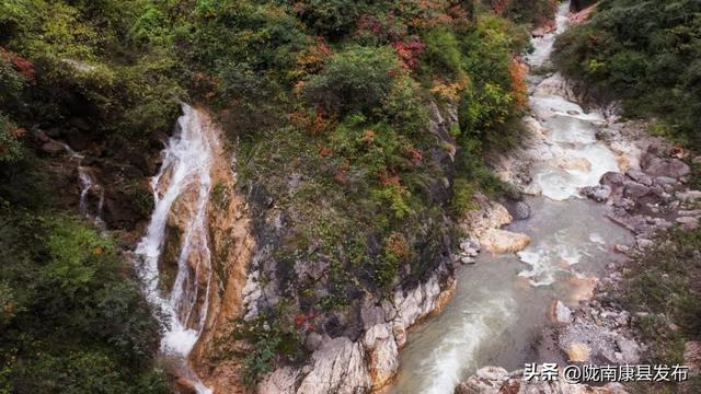 红叶遍山野，秋韵满望关
