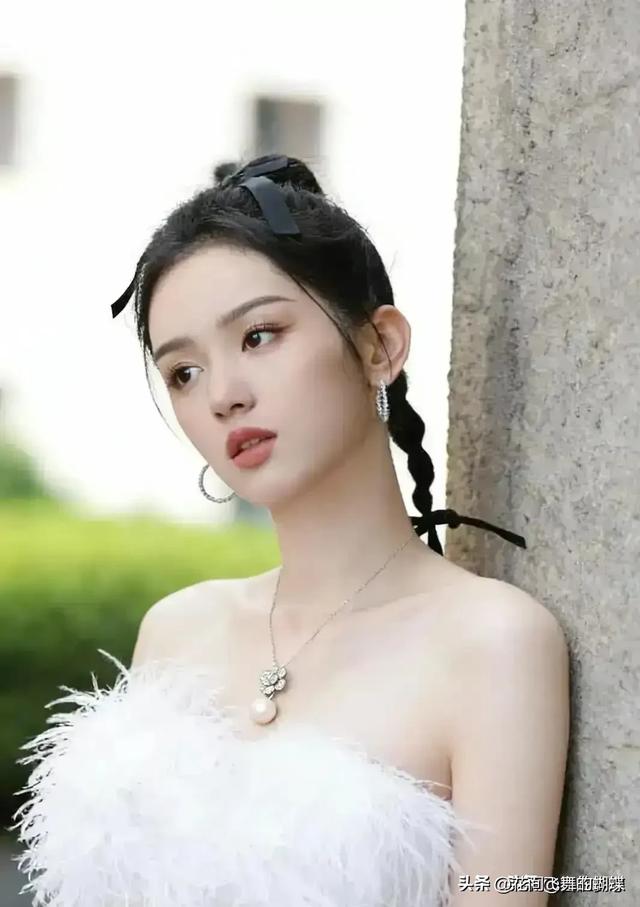 河北邢台一校花好漂亮， 国色天姿，眉眼带笑 美的让人移不开眼