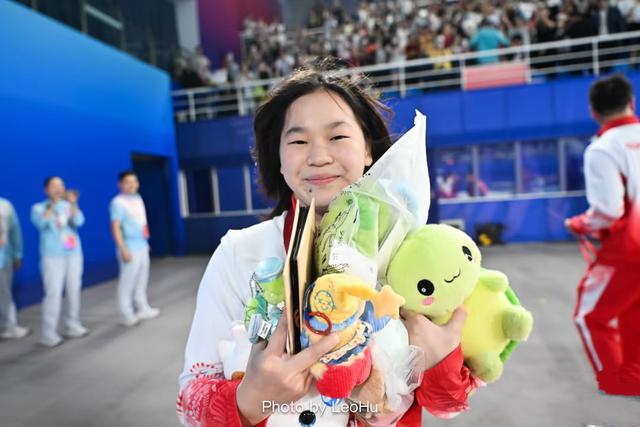 全红婵复出首秀夺冠，退出单人赛原因曝光，两处细节惹人落泪