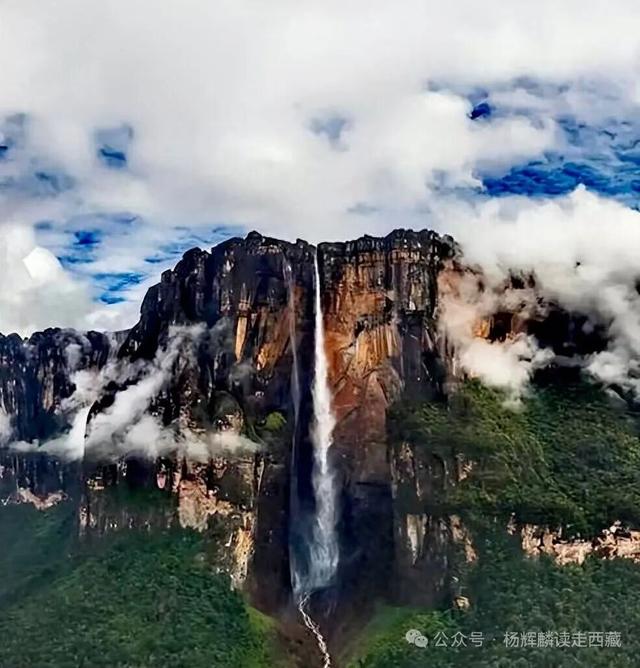 墨脱瀑布就像一条洁白的哈达，给人以不同的景观和情趣