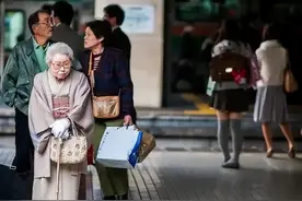 日本“恨老”已近疯狂！日本老人究竟做错了啥，被追着喊打喊杀？图片
