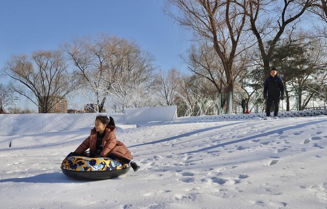 玉渊潭公园第十七届冰雪季启幕 全新百米冰滑梯领衔冬日畅玩