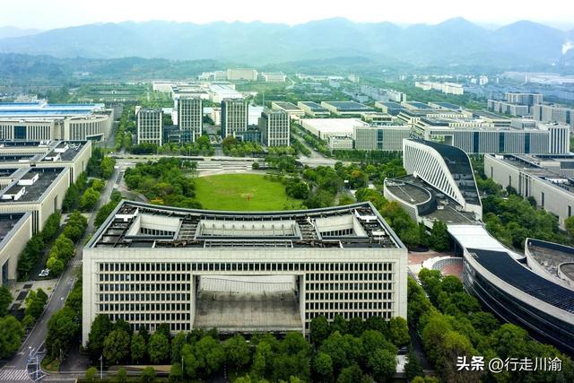 别再争谁是西部第一了，在这个隐形赛道上，重庆已落后成都太多